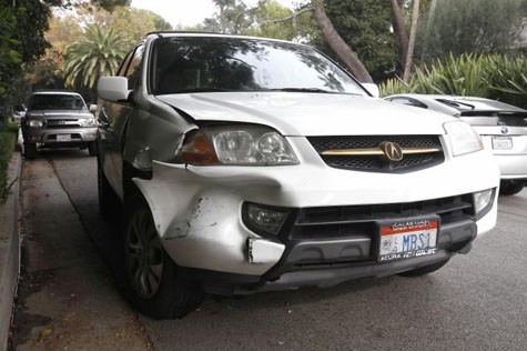 Beckham bị cáo buộc đâm vào chiếc xe SUV này sau khi rời khỏi cổng nhà, đầu xe bị tổn thất khá nặng
